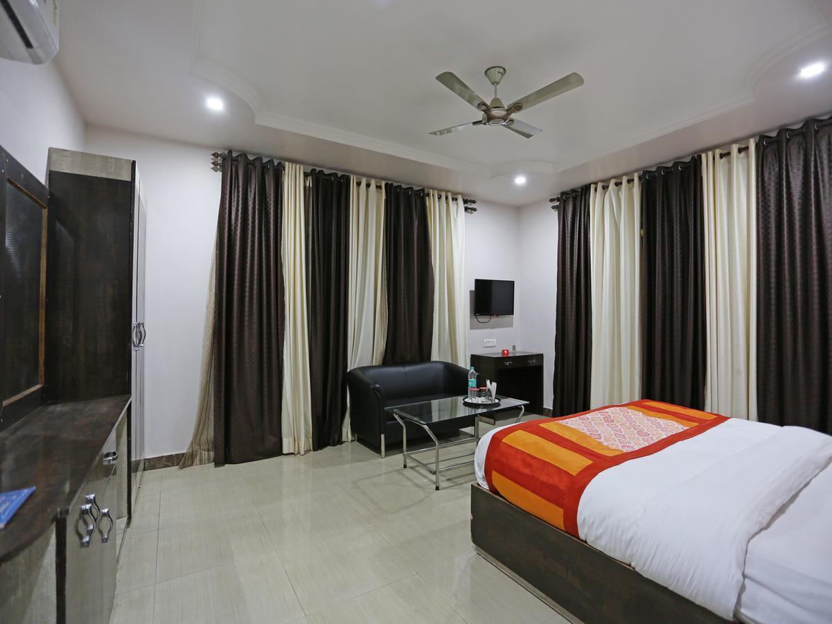 Oyo 4635 Sheetal Hotel Haldwāni Esterno foto